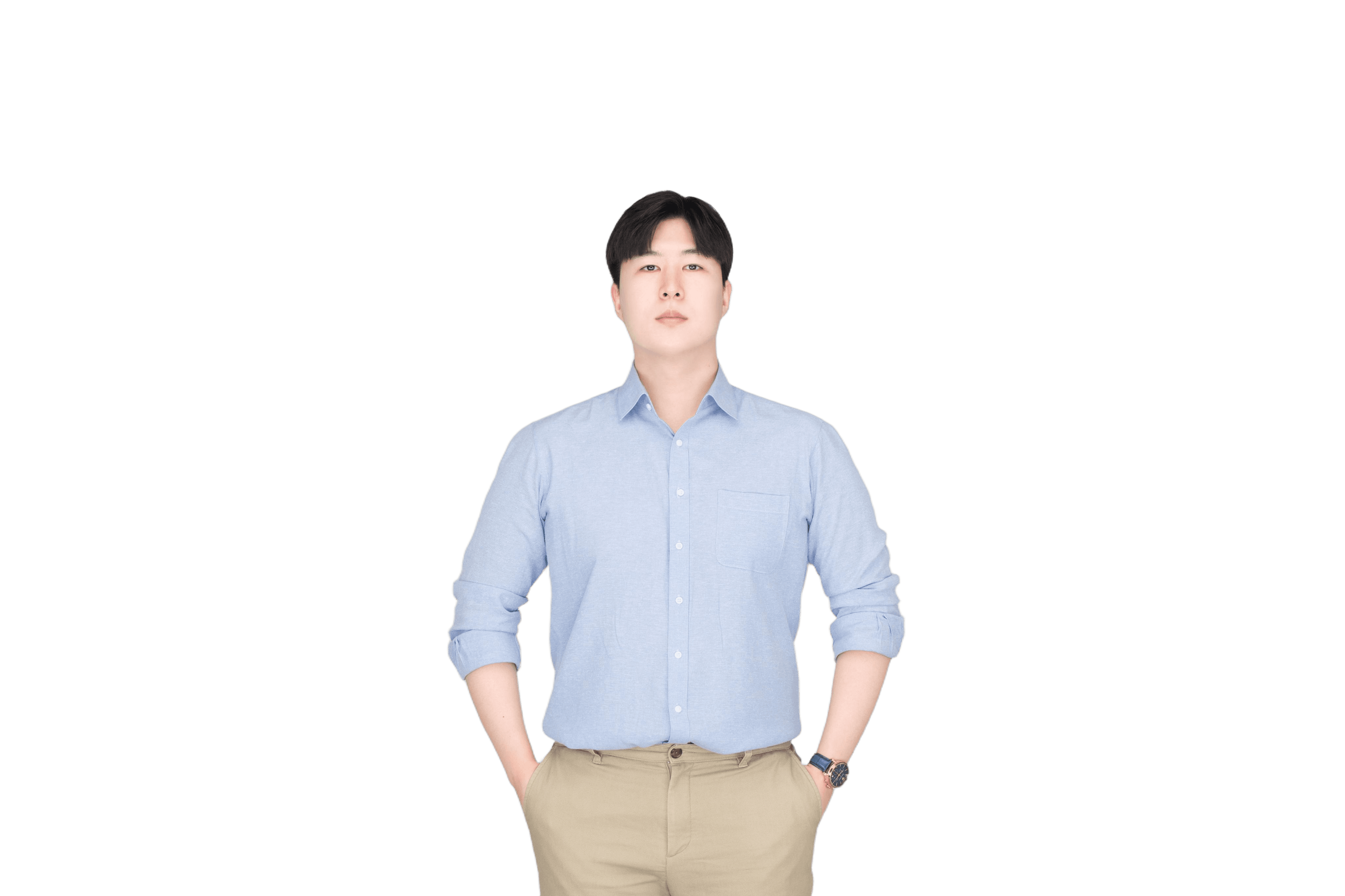 박건우 원장이 정면을 바라보고 서 있는 모습